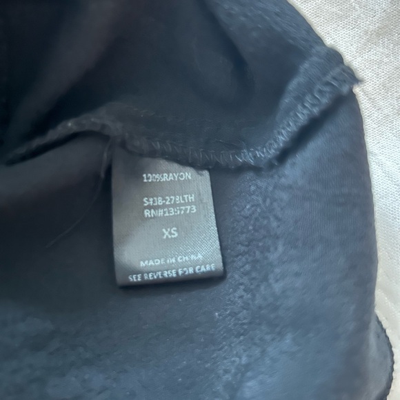 Array Black V-Neck Blouse - Picture 4 of 6